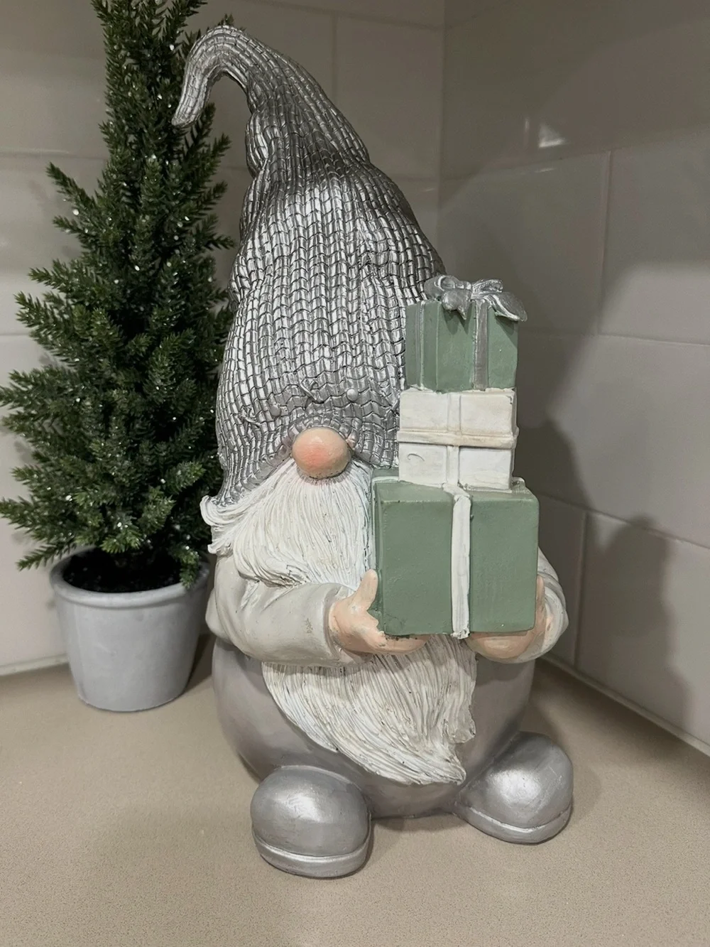 🆕 Christmas Gnome with Presents - Resin Holiday Decor!